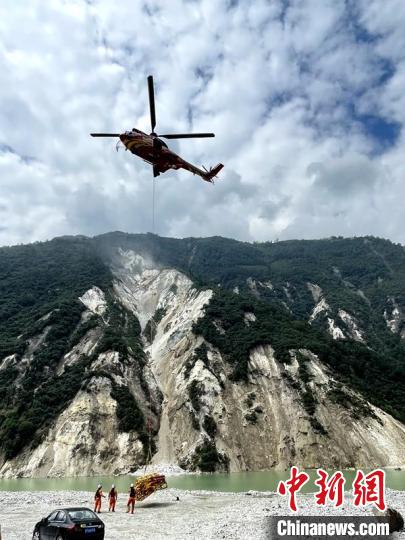 直升機正在運輸110千伏唐下線應(yīng)急塔塔材?！⌒l(wèi)科 攝