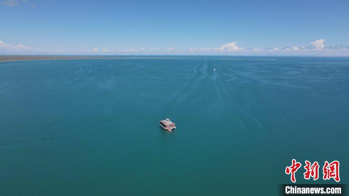 圖為航拍夏日青海湖?！±罱瓕?攝