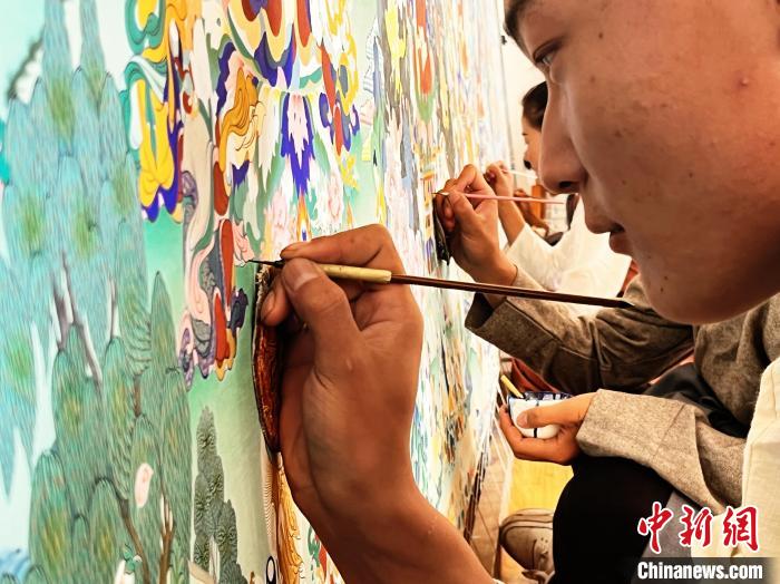 圖為畫師繪畫唐卡?！●R文莉 供圖