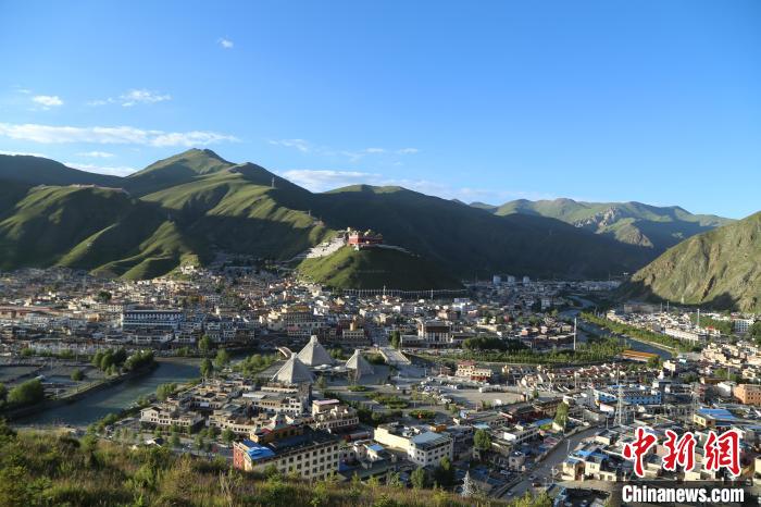 圖為航拍玉樹市?！∮駱涫形麄鞑抗﹫D