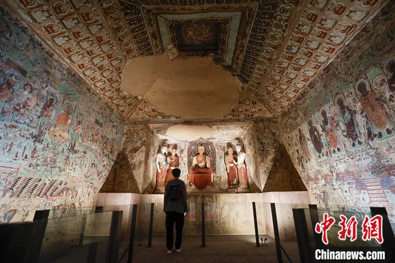 “敦行故遠(yuǎn)：故宮敦煌特展”上展出的敦煌莫高窟第220窟復(fù)制洞窟。杜洋 攝