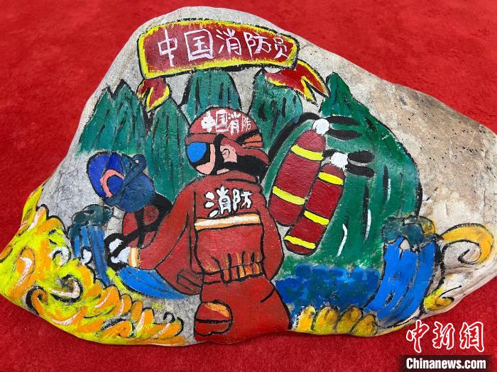 圖為玉樹(shù)消防指戰(zhàn)員創(chuàng)作的石頭畫(huà)作品《沖鋒有我》?！O瑞祥 攝