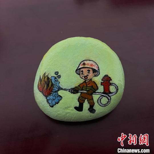 圖為玉樹(shù)消防指戰(zhàn)員創(chuàng)作的石頭畫(huà)作品《小小消防員》?！O瑞祥 攝