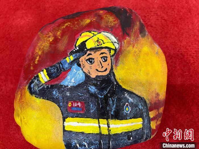 圖為玉樹(shù)消防指戰(zhàn)員創(chuàng)作的石頭畫(huà)作品《請(qǐng)祖國(guó)和人民放心》?！O瑞祥 攝