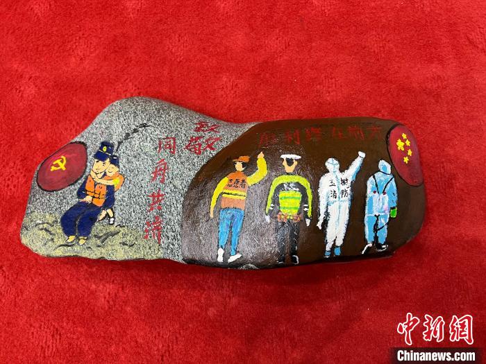 圖為玉樹(shù)消防指戰(zhàn)員創(chuàng)作的石頭畫(huà)作品《致敬“抗疫戰(zhàn)線”逆行的所有人》。　孫瑞祥 攝