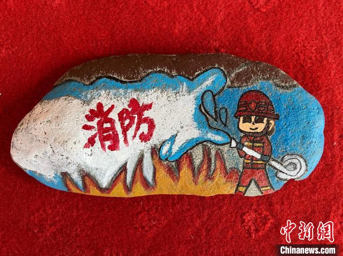 圖為玉樹(shù)消防指戰(zhàn)員創(chuàng)作的石頭畫(huà)作品《永遠(yuǎn)沖鋒在前》?！O瑞祥 攝