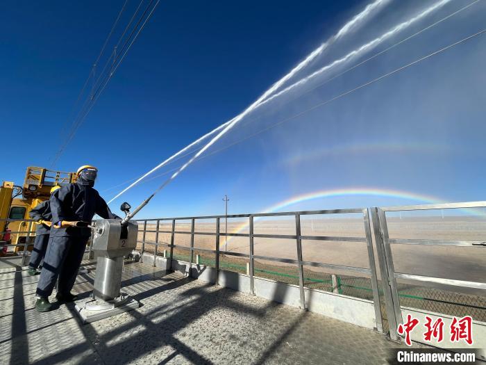 圖為水炮手在操作高壓水炮?！「邌⒑?攝