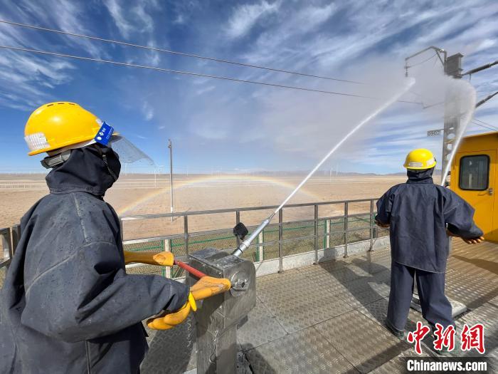 圖為水炮手操作高壓水槍對絕緣子進(jìn)行清洗?！「邌⒑?攝