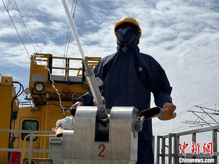 圖為水炮手操作高壓水炮進(jìn)行作業(yè)?！「邌⒑?攝