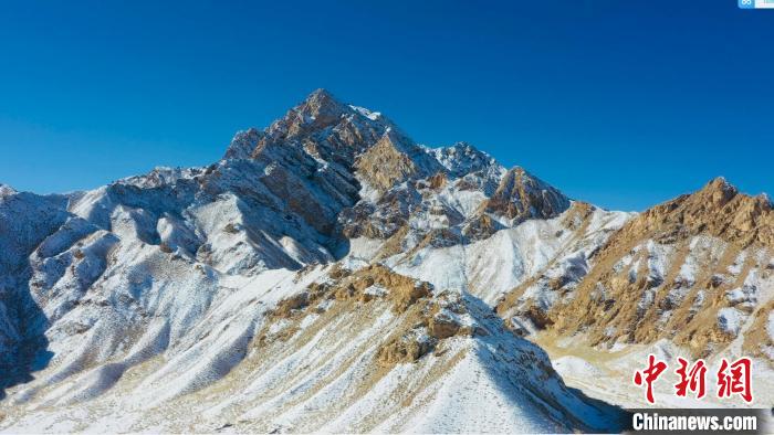圖為山川被白雪覆蓋，與藍(lán)天相互呼映?！《继m縣融媒體中心供圖