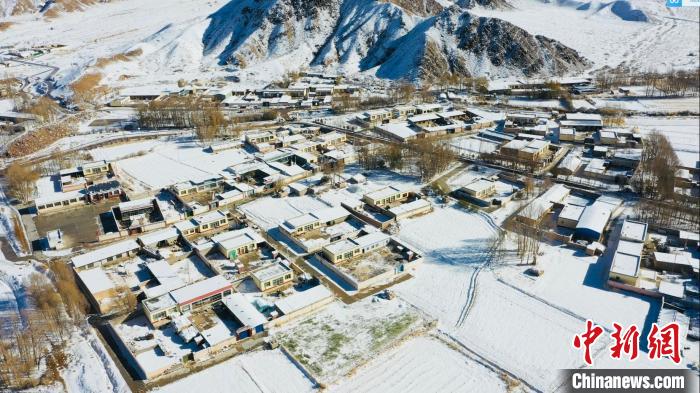 圖為鄉(xiāng)村被白雪覆蓋?！《继m縣融媒體中心供圖