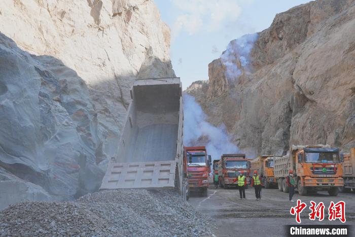 圖為大壩填筑現(xiàn)場?！∷娝木止﹫D