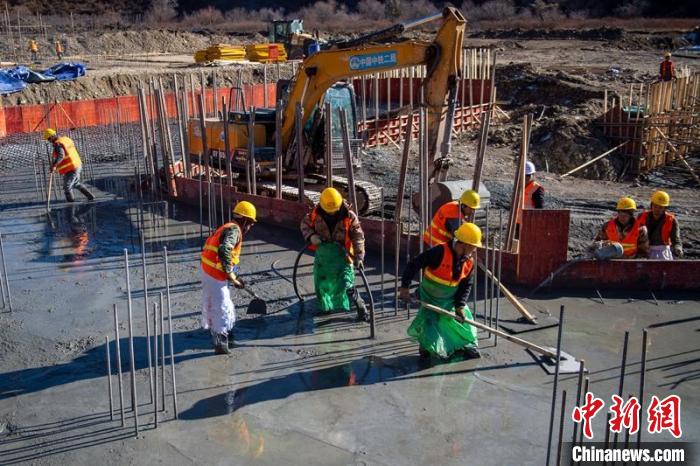 川主寺鎮(zhèn)牧場村西成高鐵1號拌合站工人師傅正在進(jìn)行駐地、拌合站澆筑施工作業(yè)?！⒅铱?攝