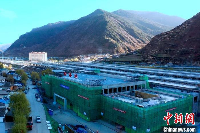 正在建設(shè)中的成蘭鐵路松潘站。　劉忠俊 攝