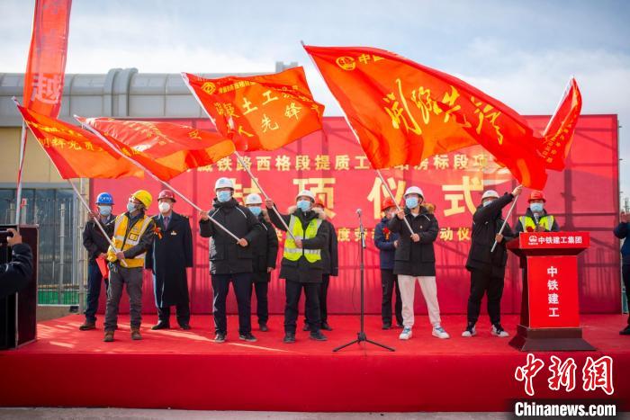 圖為封頂儀式現(xiàn)場(chǎng)。　浩爾娃 攝