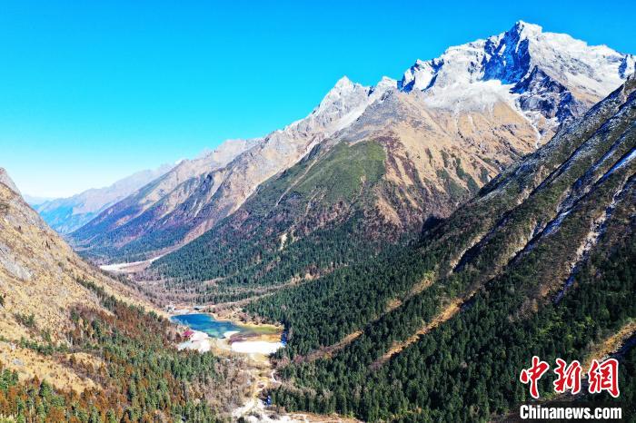 畢棚溝景區(qū)風(fēng)光。　安源 攝