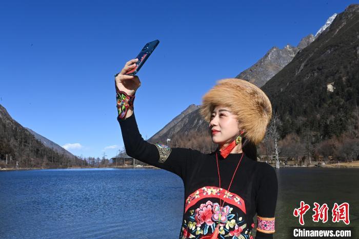 游人在畢棚溝景區(qū)拍照留念?！“苍?攝