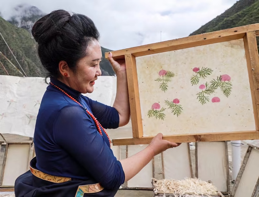 充巴傳統(tǒng)藏紙。德格縣融媒體中心供圖