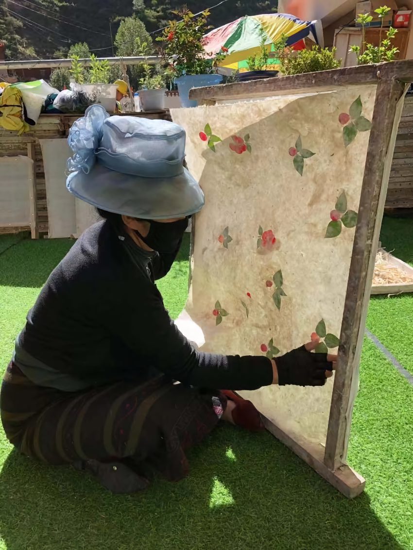 充巴傳統(tǒng)藏紙。德格縣融媒體中心供圖