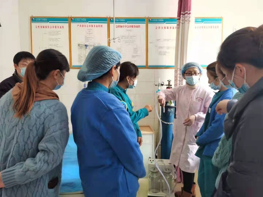 陳平為患者講解醫(yī)療設(shè)施。成都市武侯區(qū)委統(tǒng)戰(zhàn)部供圖