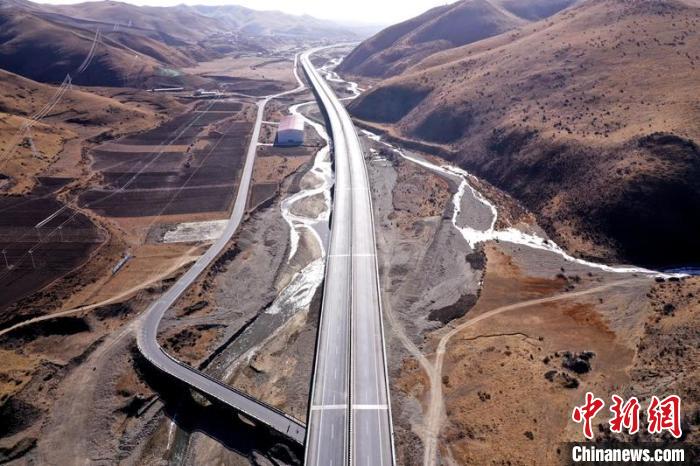 久馬高速公路阿壩50公里路段?！∈竦兰瘓F(tuán)供圖