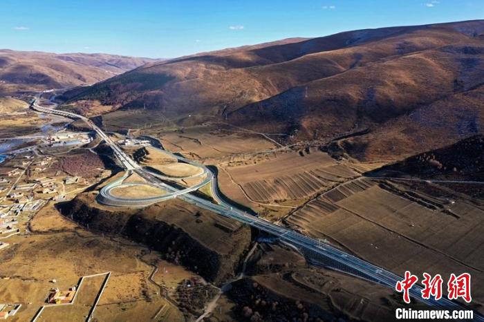 久馬高速公路阿壩互通段?！∈竦兰瘓F(tuán)供圖