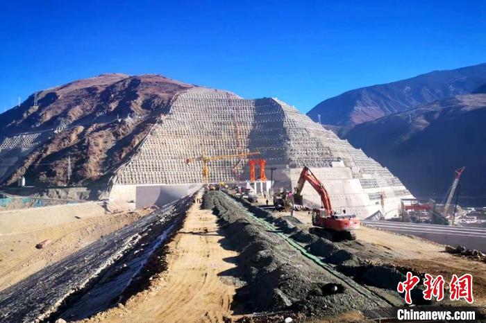 巴塘水電站大壩封頂現(xiàn)場?！≈袊材艿谌こ叹止﹫D