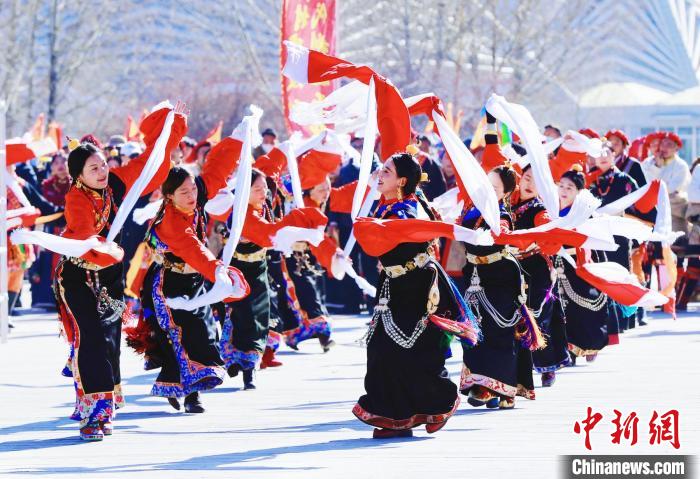 圖為玉樹群眾在廣場(chǎng)內(nèi)載歌載舞?！●R銘言 攝