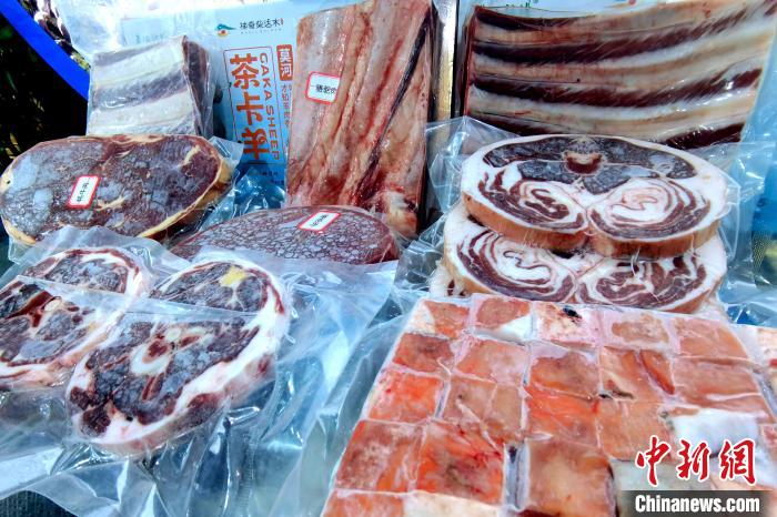 圖為前來參展的柴達木肉類。　李雋 攝