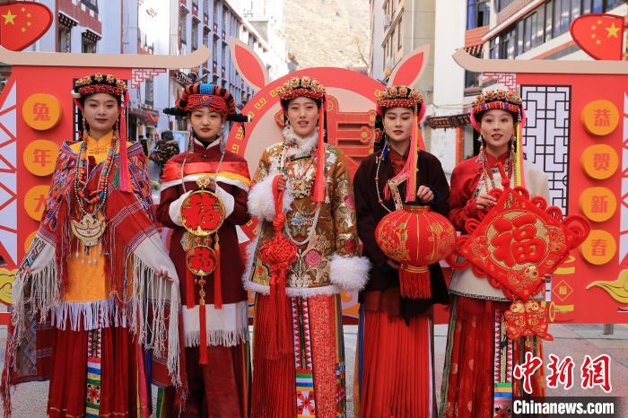 丹巴美女送祝福，迎新年。　李永安 攝