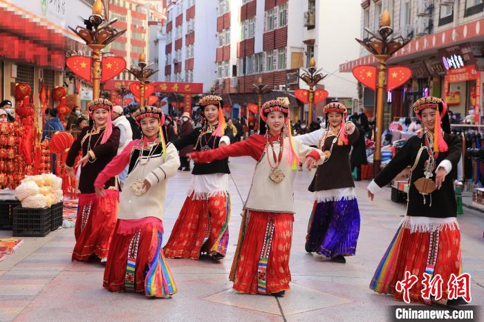 丹巴女孩在街頭跳起歡快歌舞迎接新年到來?！〖o 攝