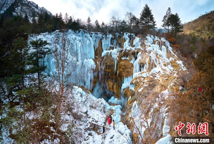晶瑩剔透的冰瀑仿佛是大自然用冰藍(lán)色繪制出的壯觀畫卷?！『?攝