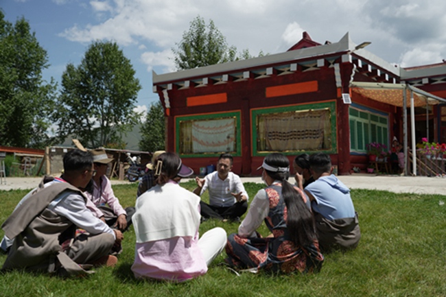 趙奎深入爐霍縣鄉(xiāng)村與藏族群眾開展座談。爐霍縣自然資源局供圖