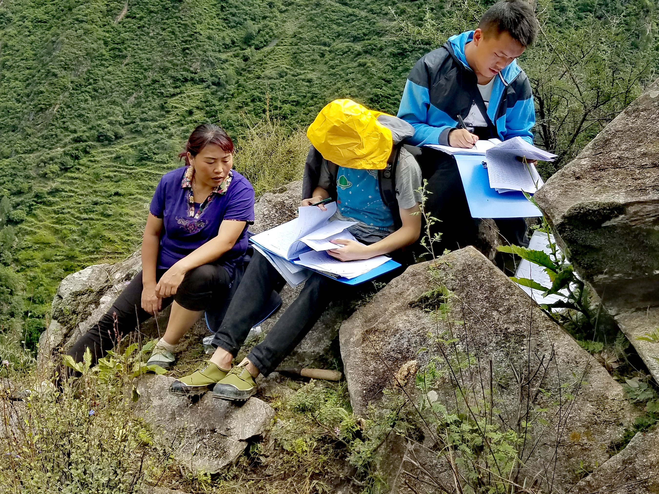 　2022年，余德春(左)協(xié)助排查震后地質(zhì)災(zāi)害隱患點(diǎn)。(圖為余德春提供)