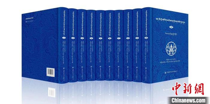 圖為青海果洛州藏醫(yī)專家桑德才讓擔(dān)任主編的《藏醫(yī)傳染性疾病文獻(xiàn)集成》。　受訪者 供圖
