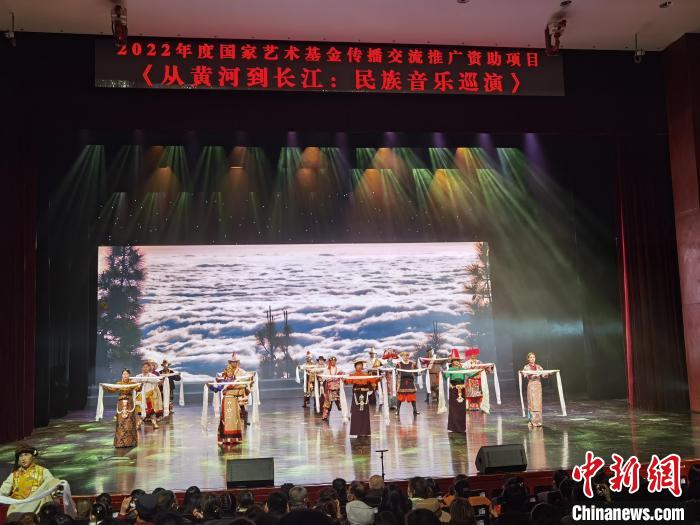 圖為演出現(xiàn)場(chǎng)?！∨擞隄?攝