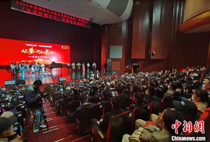 圖為演出現(xiàn)場(chǎng)?！∨擞隄?攝