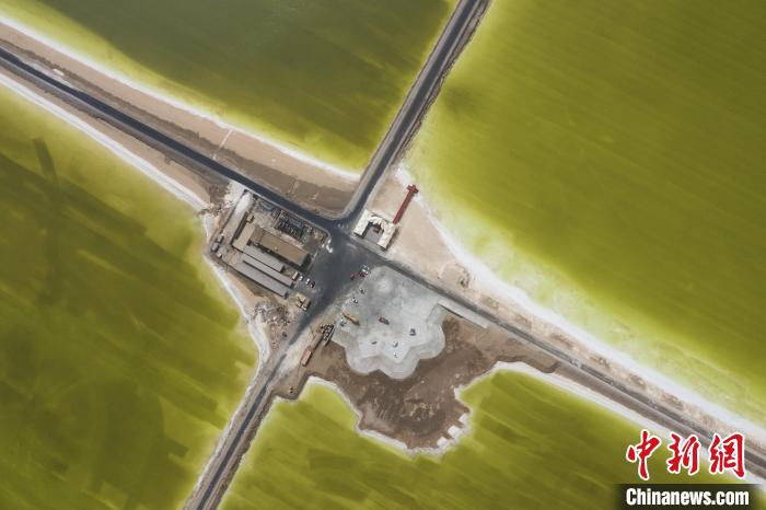 航拍春日的察爾汗鹽湖。　馬銘言 攝