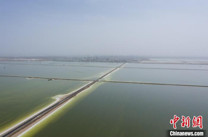 航拍春日的察爾汗鹽湖?！●R銘言 攝