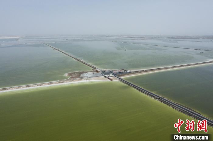 航拍春日的察爾汗鹽湖?！●R銘言 攝