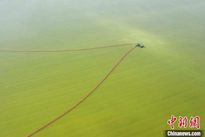 航拍春日的察爾汗鹽湖?！●R銘言 攝