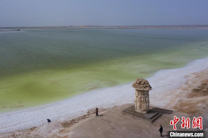 航拍春日的察爾汗鹽湖?！●R銘言 攝