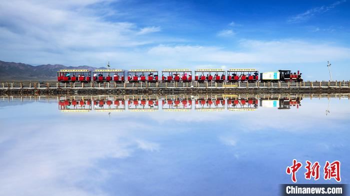 圖為茶卡鹽湖上的小火車。(資料圖) 王生榮 攝