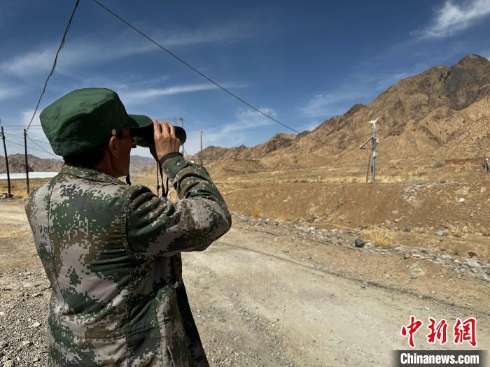 圖為文物保護(hù)員費(fèi)生平正在巡查?！±铍h 攝