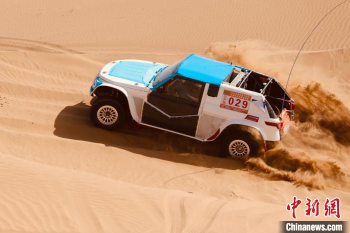 圖為高原沙漠機(jī)車越野挑戰(zhàn)賽現(xiàn)場(chǎng)?！≠F南縣委宣傳部供圖