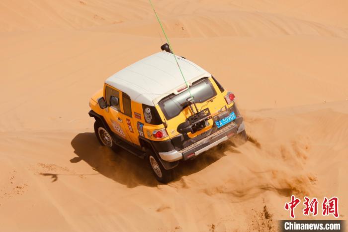 圖為高原沙漠機(jī)車越野挑戰(zhàn)賽現(xiàn)場(chǎng)?！≠F南縣委宣傳部供圖