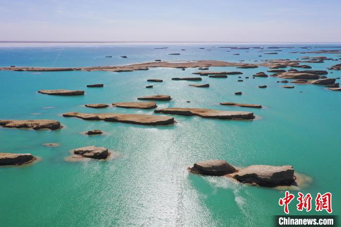 航拍青海大柴旦烏素特水上雅丹奇特景觀?！●R銘言 攝