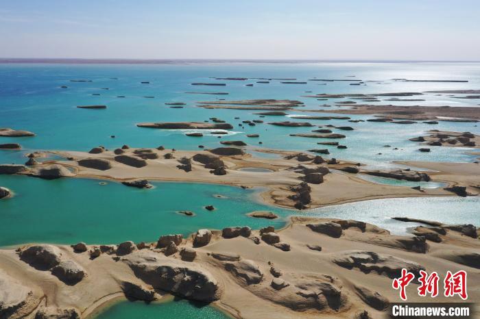 航拍青海大柴旦烏素特水上雅丹奇特景觀?！●R銘言 攝