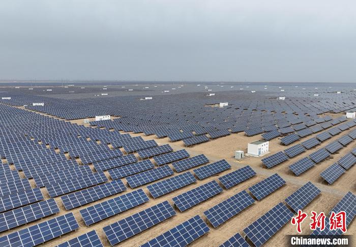 圖為航拍青海省海南藏族自治州共和縣塔拉灘光伏產(chǎn)業(yè)園。　祁增蓓 攝