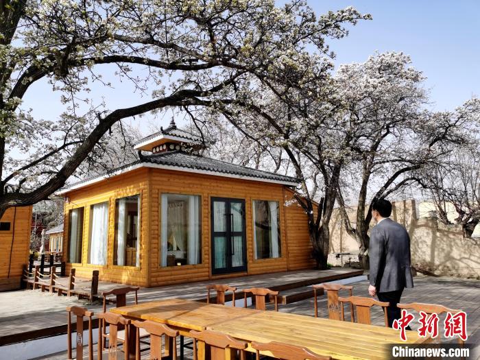 圖為尖扎噶達(dá)莊園一角?！?zhí)砀?攝